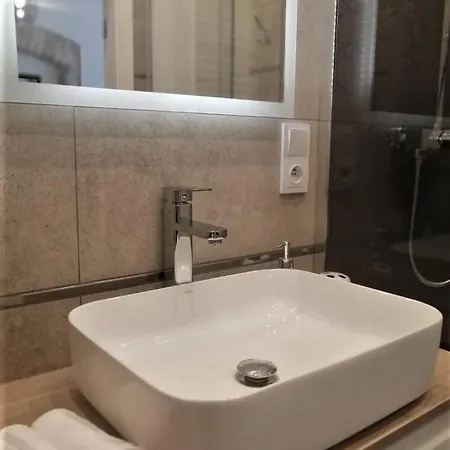 Apartment Bialy Kruk Vis-a-vis Jasnej Gory 5a *