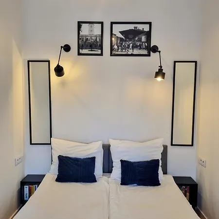 Bialy Kruk Vis-a-vis Jasnej Gory 5a Apartment