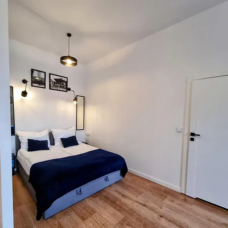 Bialy Kruk Vis-a-vis Jasnej Gory 5a Apartment